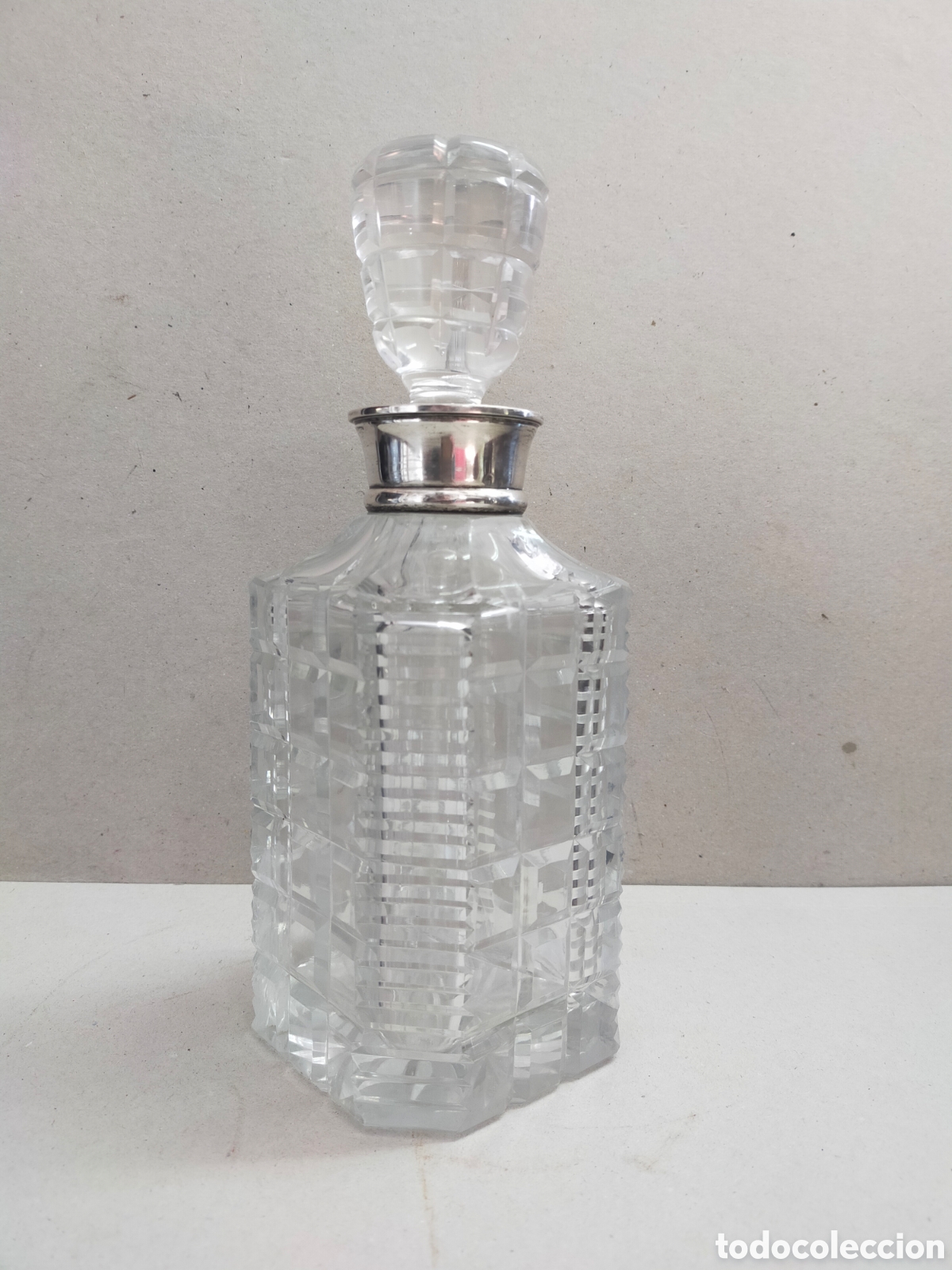 Antig&uuml;edades: BOTELLA DE CRISTAL TALLADO CON BOCA DE PLATA PUNZONADA. - Foto 2