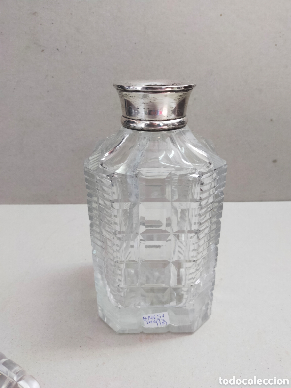 Antig&uuml;edades: BOTELLA DE CRISTAL TALLADO CON BOCA DE PLATA PUNZONADA. - Foto 8