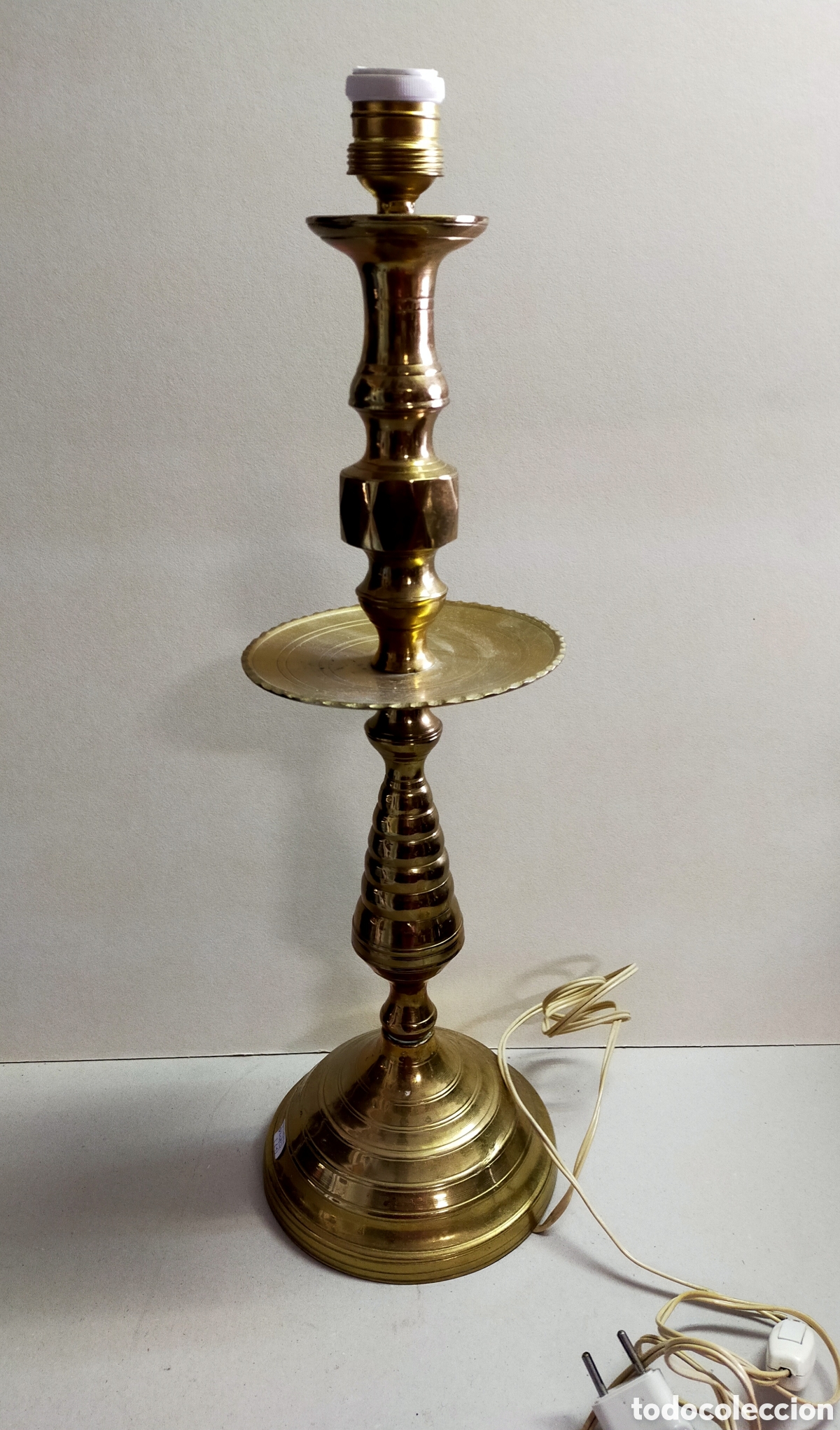 Antig&uuml;edades: HACHERO O PIE DE LAMPARA EN BRONCE. 1 LUZ. - Foto 1