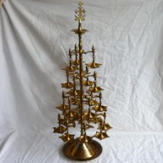 Antigüedades: GRAN LAMPARA DE ACEITE CON 110 MECHAS EN BRONCE PARA RITUALES INDIA, 60 CM DE ALTURA