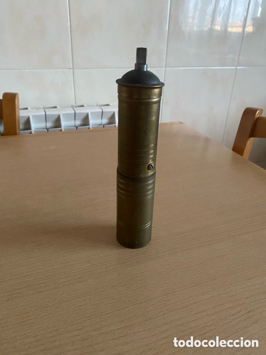 Antiquit&eacute;s: Molinillo de caf&eacute; manual de lat&oacute;n,