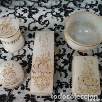 Antig&uuml;edades: Juego tocador en opalina - Foto 1