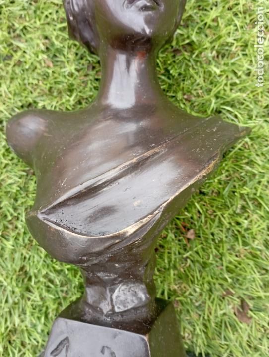 Antig&uuml;edades: Busto de Artemisa sobre base marmol. - Foto 3