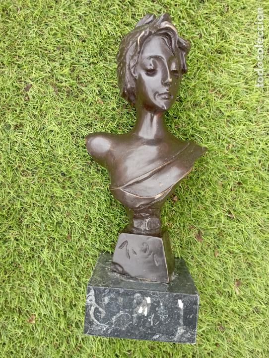 Antig&uuml;edades: Busto de Artemisa sobre base marmol. - Foto 1