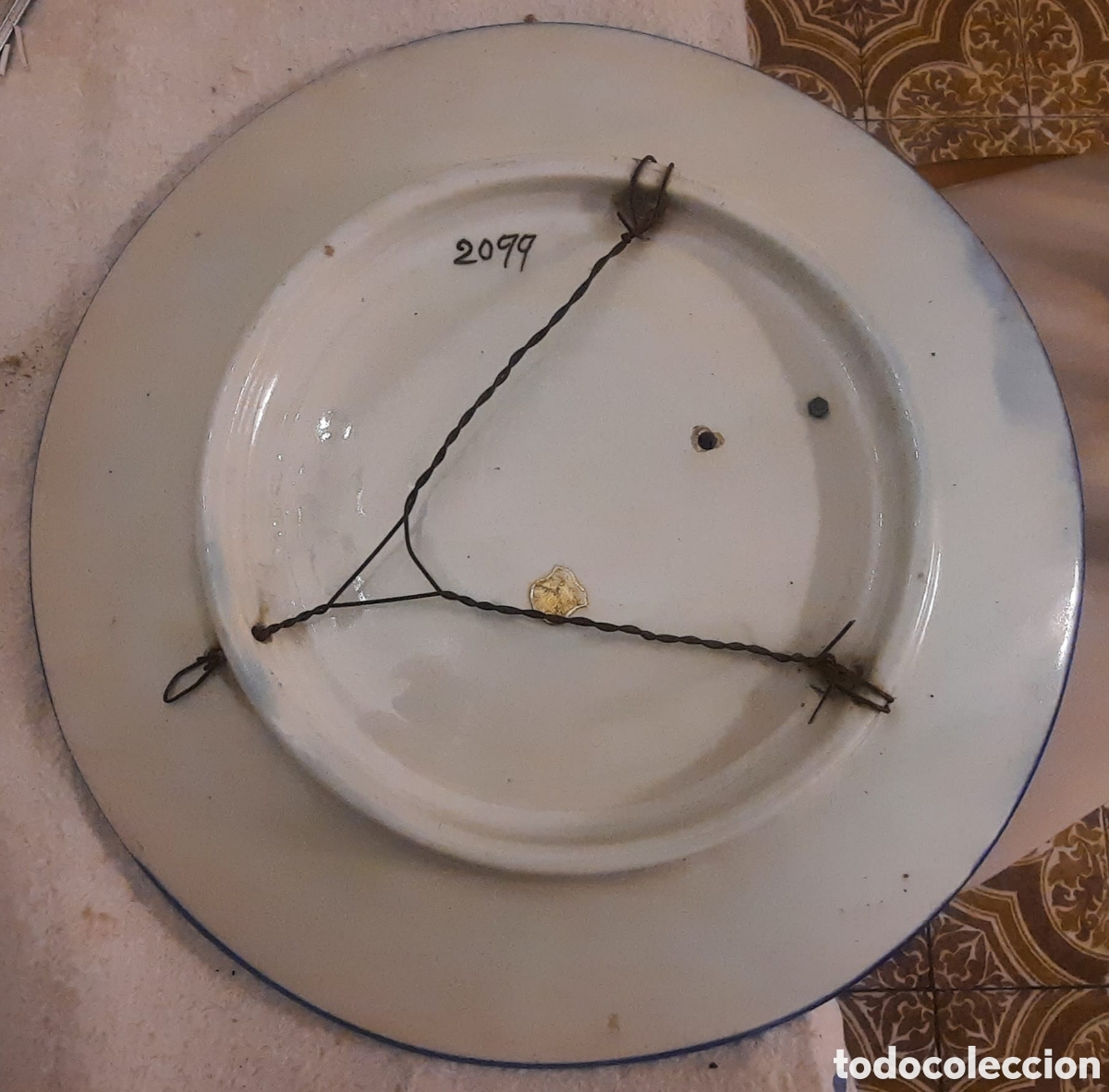 Antig&uuml;edades: Plato Manises con quinqu&eacute; - Foto 3