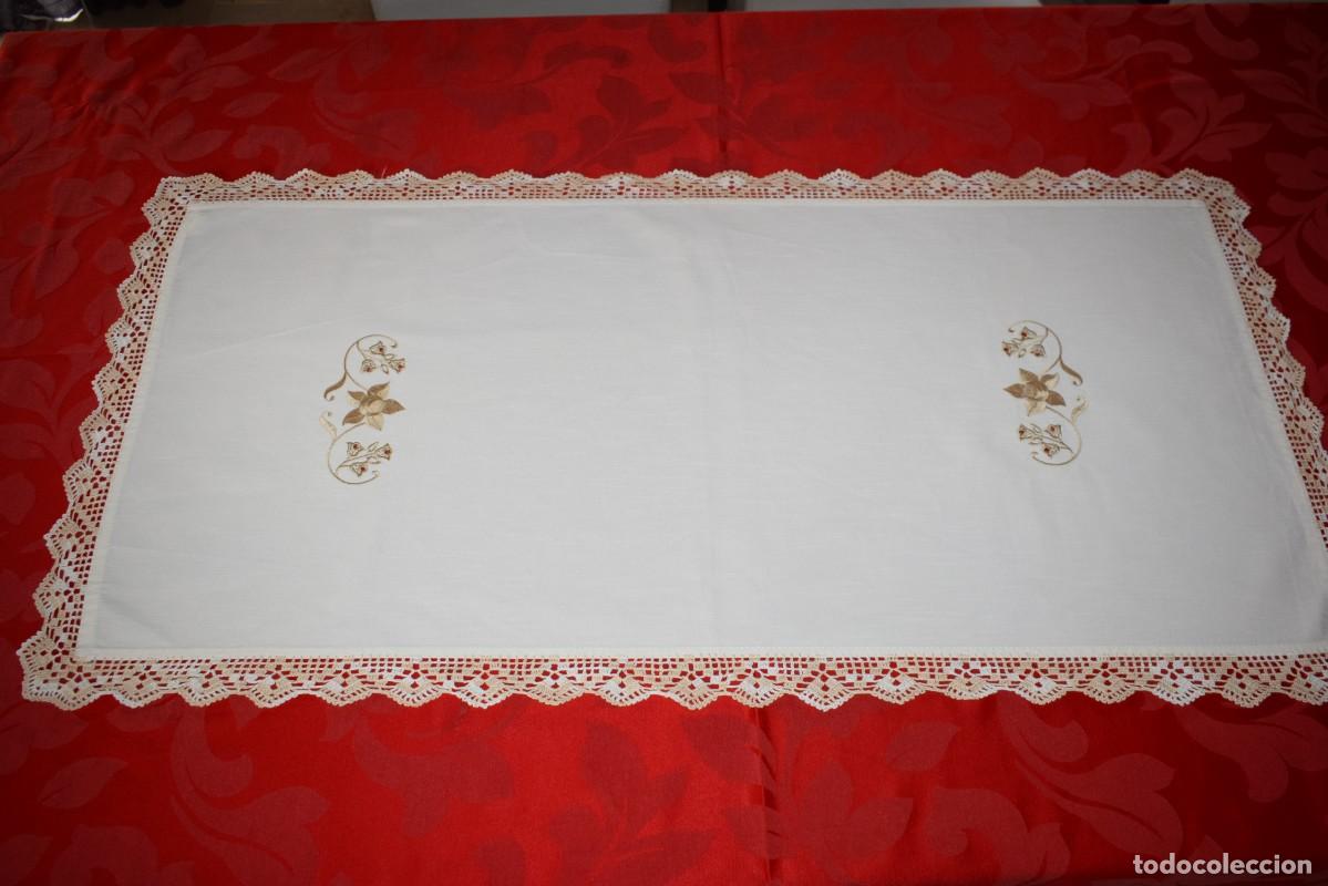 Antig&uuml;edades: Antiguo Mantel rectangular centro algodon con encaje de crochet bicolor hecha a mano -con 115x 60cm - Foto 2