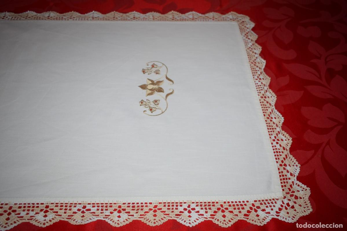 Antig&uuml;edades: Antiguo Mantel rectangular centro algodon con encaje de crochet bicolor hecha a mano -con 115x 60cm - Foto 5