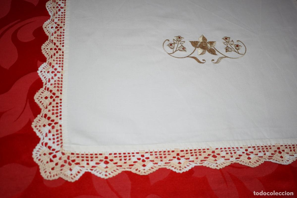 Antig&uuml;edades: Antiguo Mantel rectangular centro algodon con encaje de crochet bicolor hecha a mano -con 115x 60cm - Foto 6