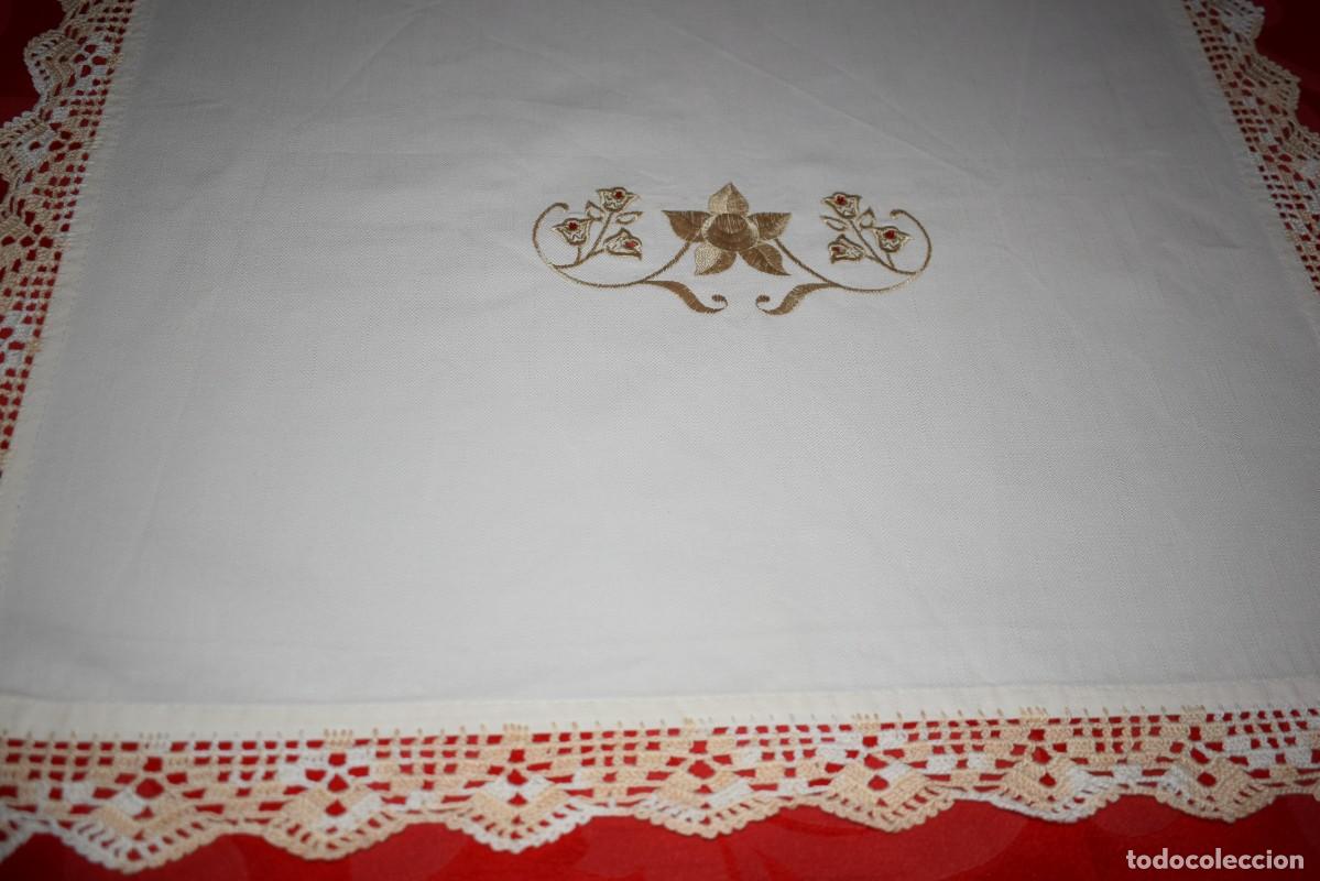 Antig&uuml;edades: Antiguo Mantel rectangular centro algodon con encaje de crochet bicolor hecha a mano -con 115x 60cm - Foto 7