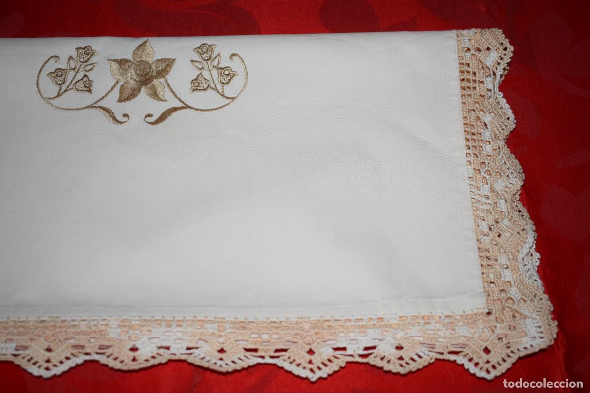 Antig&uuml;edades: Antiguo Mantel rectangular centro algodon con encaje de crochet bicolor hecha a mano -con 115x 60cm - Foto 1