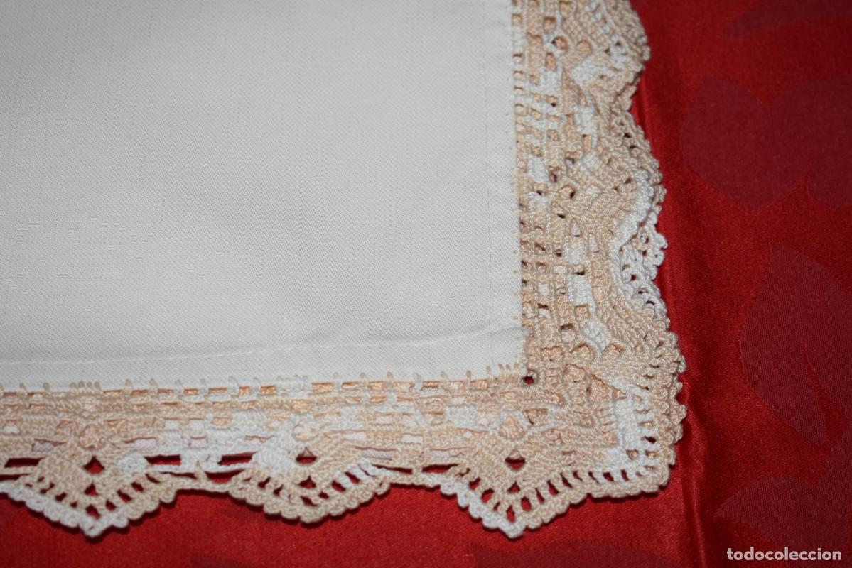 Antig&uuml;edades: Antiguo Mantel rectangular centro algodon con encaje de crochet bicolor hecha a mano -con 115x 60cm - Foto 4