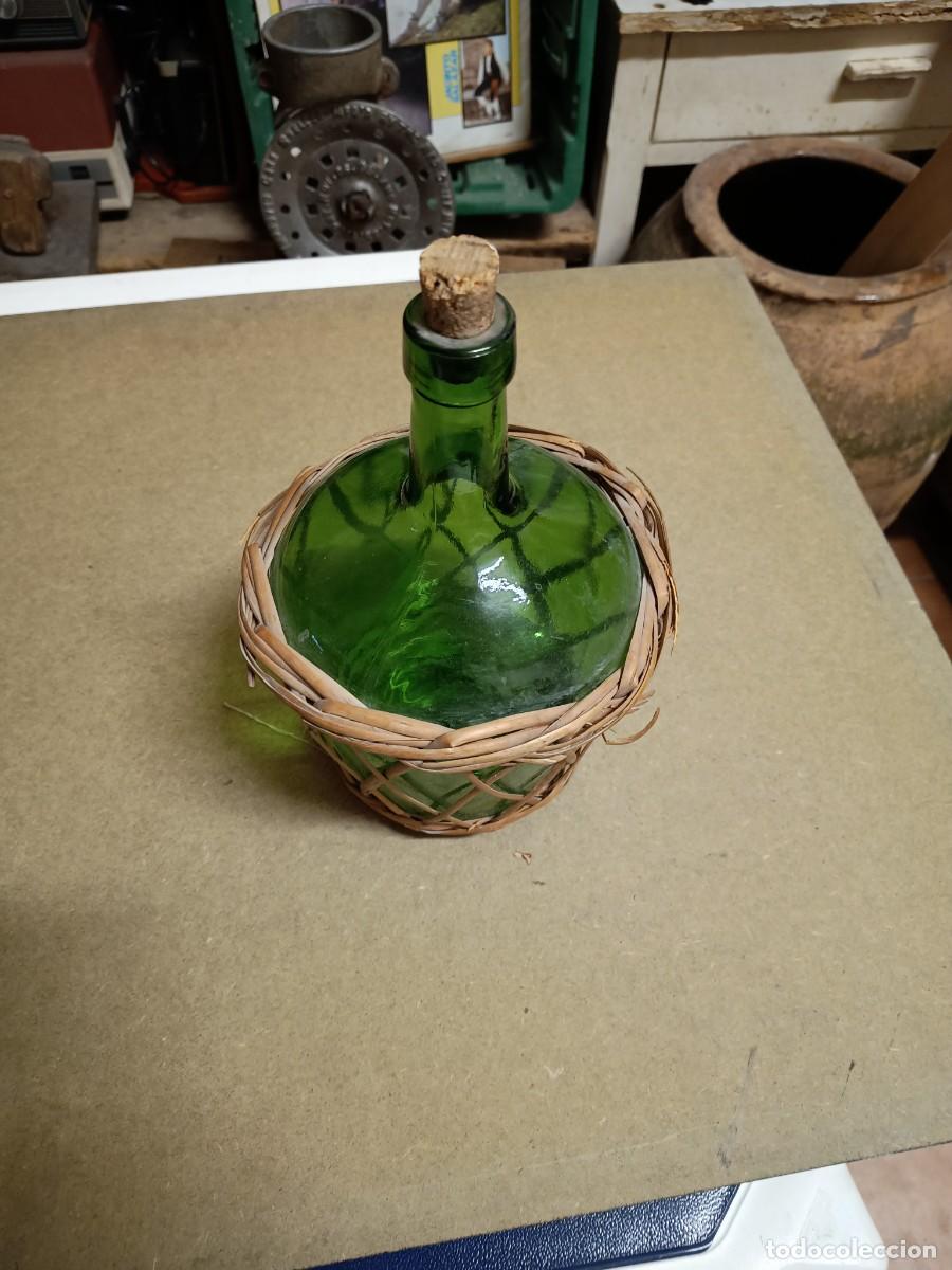 Antig&uuml;edades: Damajuana de 3 l con mimbre - Foto 1