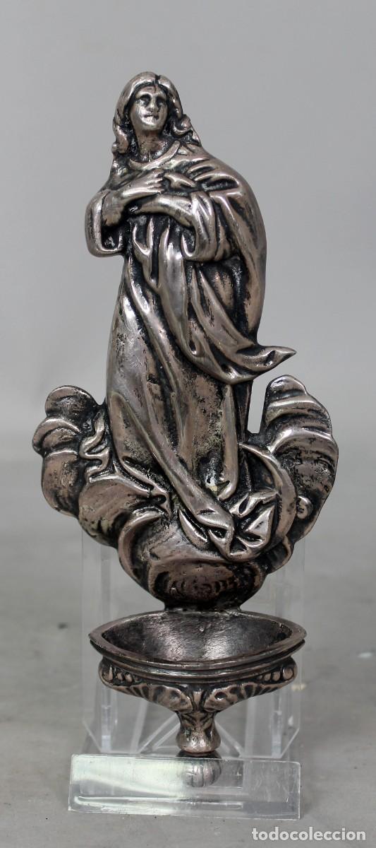 Antig&uuml;edades: Benditera Virgen Inmaculada de bronce plateado siglo XX