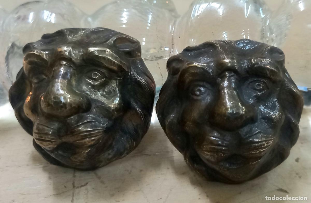 Antig&uuml;edades: Dos cabezas de le&oacute;n humanizado modelos de fundici&oacute;n en bronce cincelados a mano