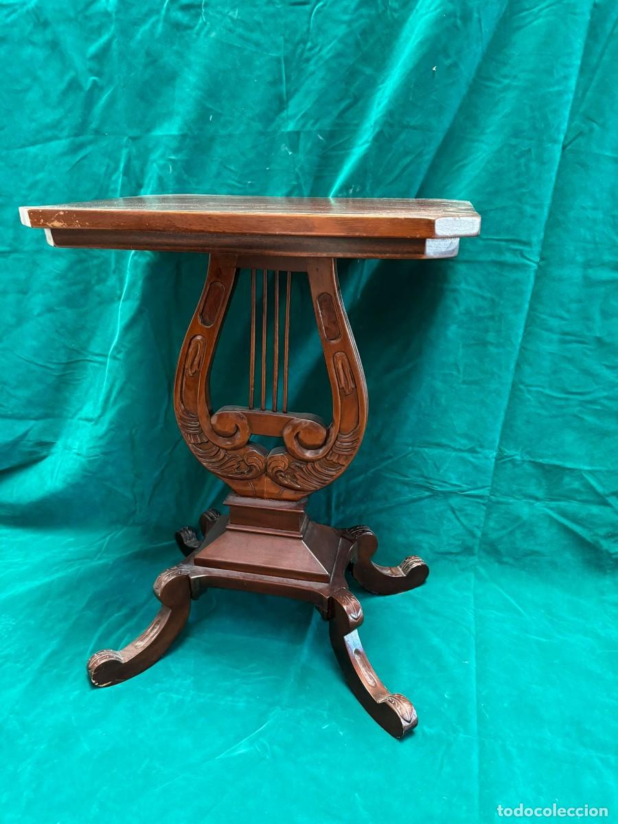 Antig&uuml;edades: Elegante mesa auxiliar con pie forma de arpa. - Foto 1