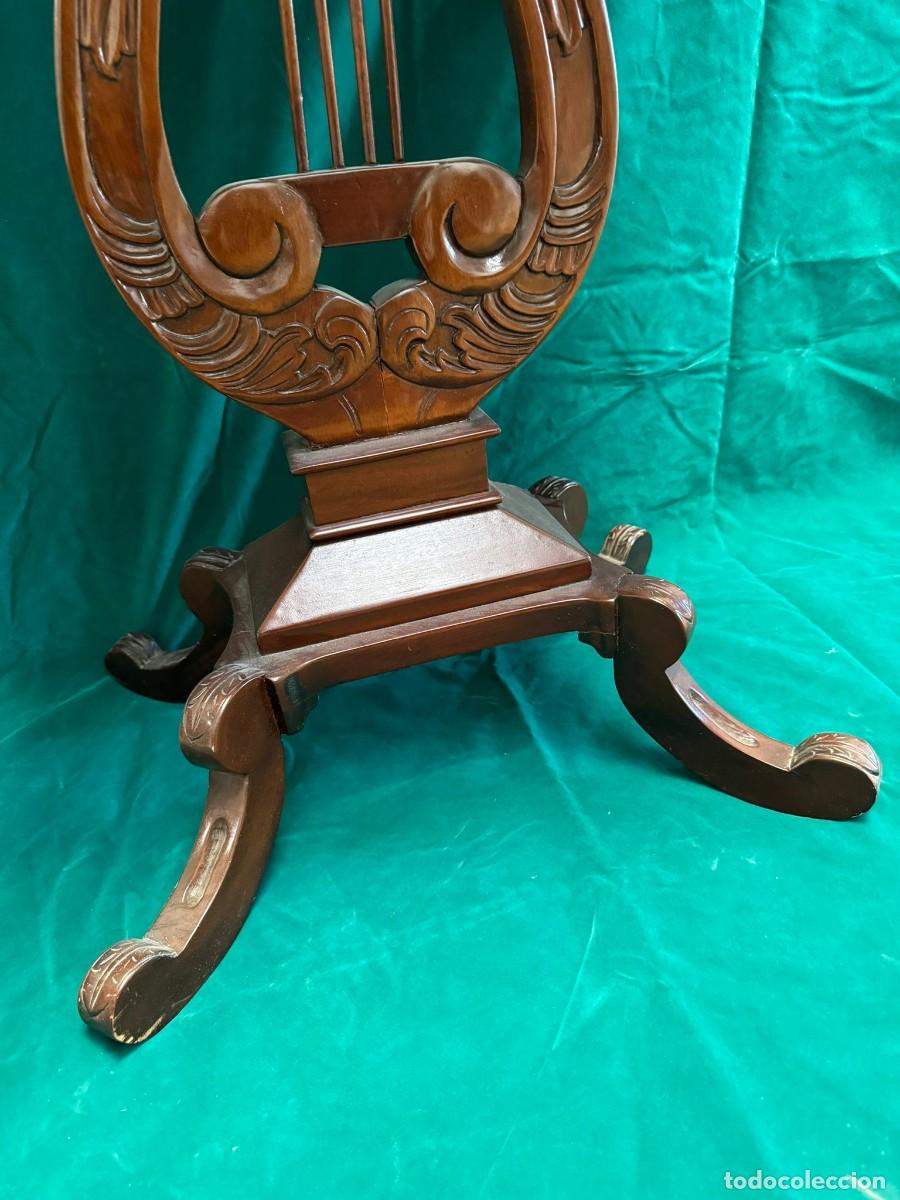 Antig&uuml;edades: Elegante mesa auxiliar con pie forma de arpa. - Foto 2