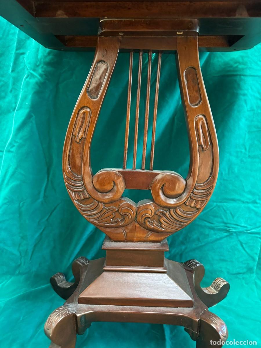 Antig&uuml;edades: Elegante mesa auxiliar con pie forma de arpa. - Foto 3