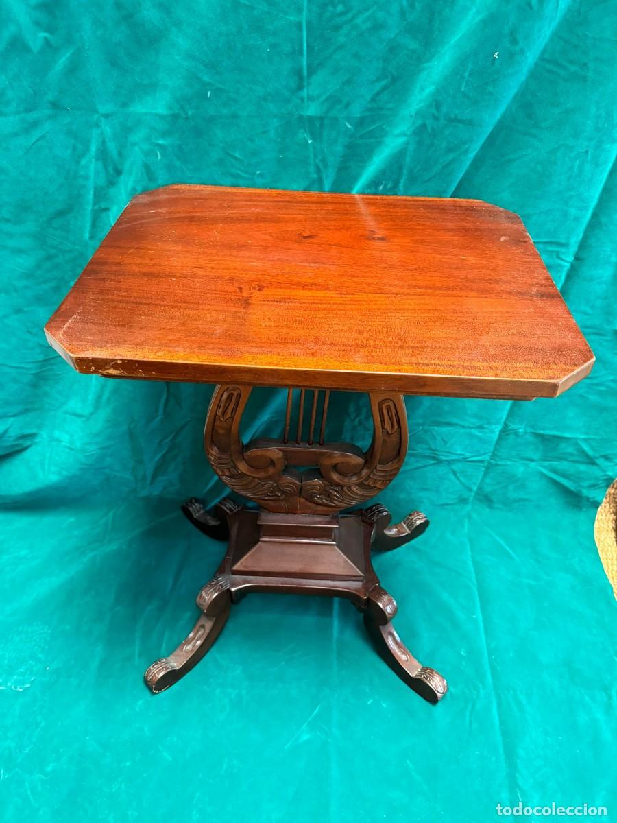 Antig&uuml;edades: Elegante mesa auxiliar con pie forma de arpa. - Foto 4