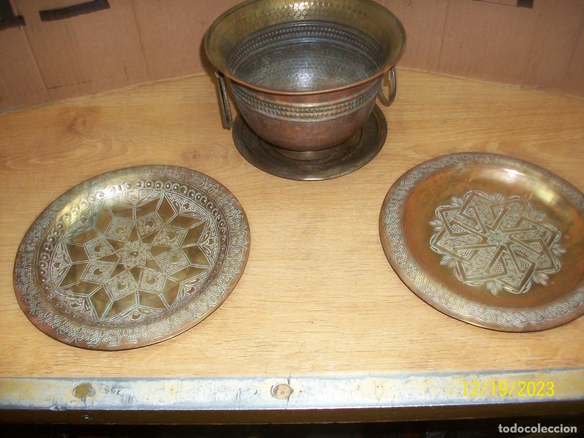 Antig&uuml;edades: ANTIGUOS PLATOS Y MACETERO ARABE EN BRONCE - Foto 1
