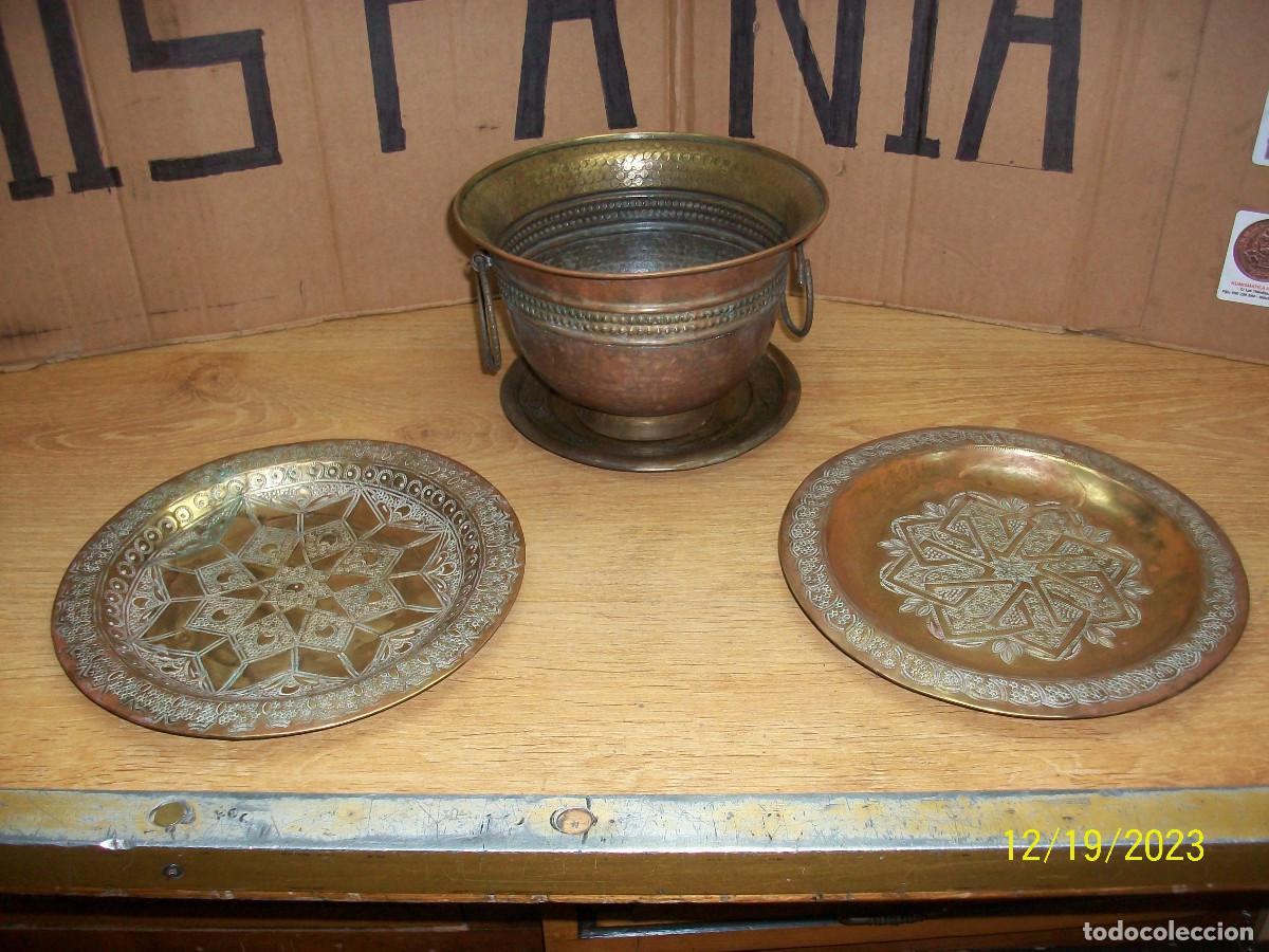Antig&uuml;edades: ANTIGUOS PLATOS Y MACETERO ARABE EN BRONCE - Foto 2