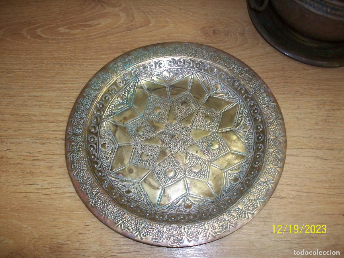 Antig&uuml;edades: ANTIGUOS PLATOS Y MACETERO ARABE EN BRONCE - Foto 3