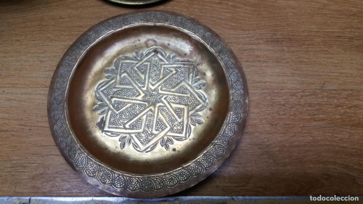 Antig&uuml;edades: ANTIGUOS PLATOS Y MACETERO ARABE EN BRONCE - Foto 10