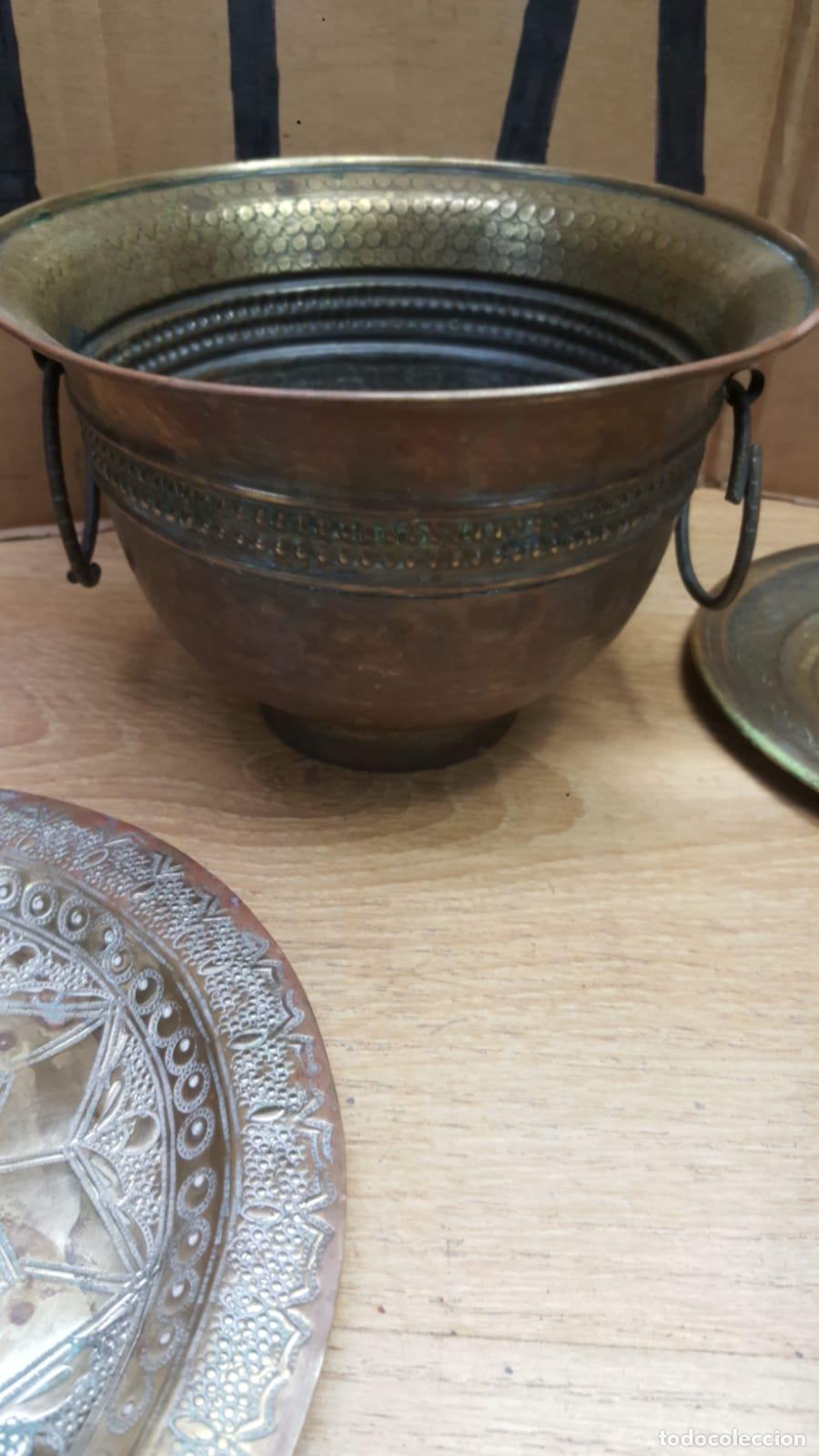 Antig&uuml;edades: ANTIGUOS PLATOS Y MACETERO ARABE EN BRONCE - Foto 12