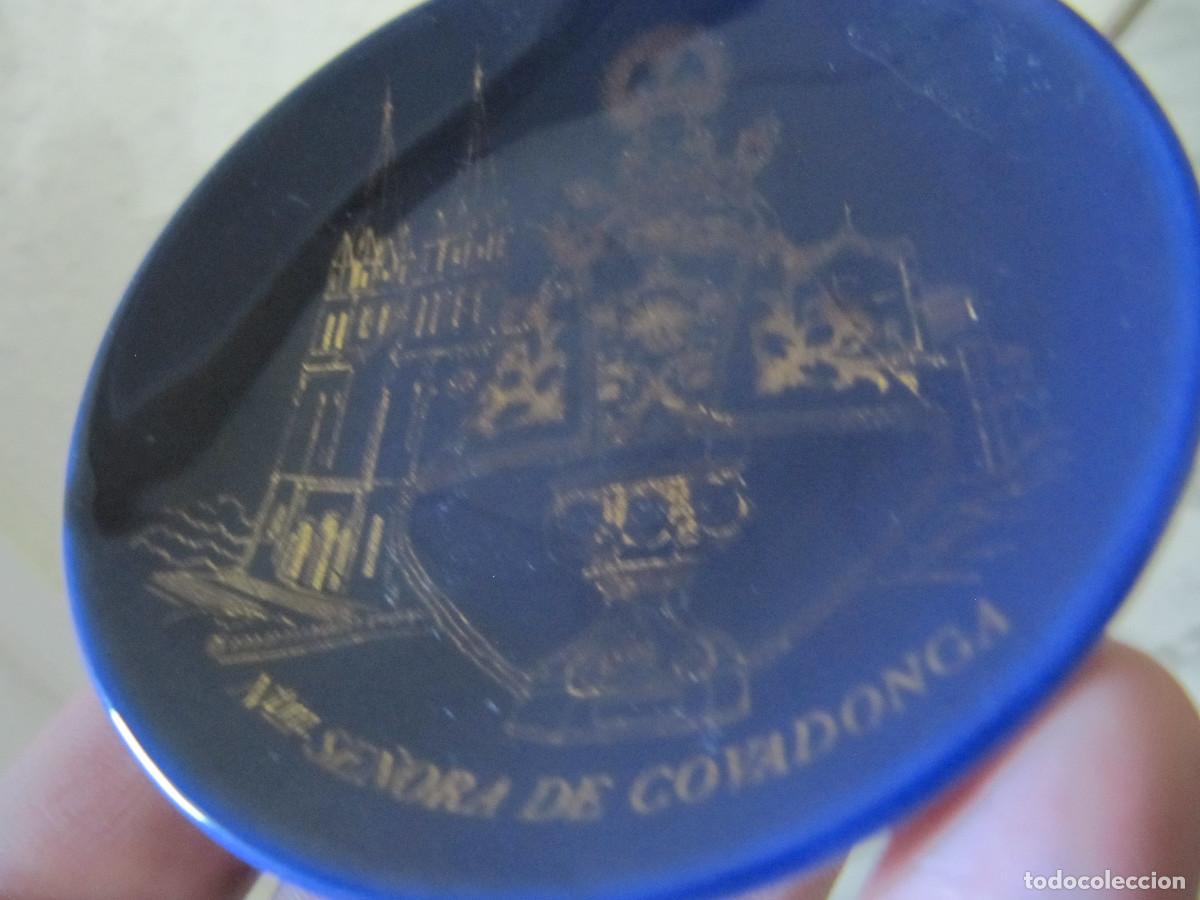 Antig&uuml;edades: Plato de la Virgen de Covadonga en azul cobalto - Foto 2