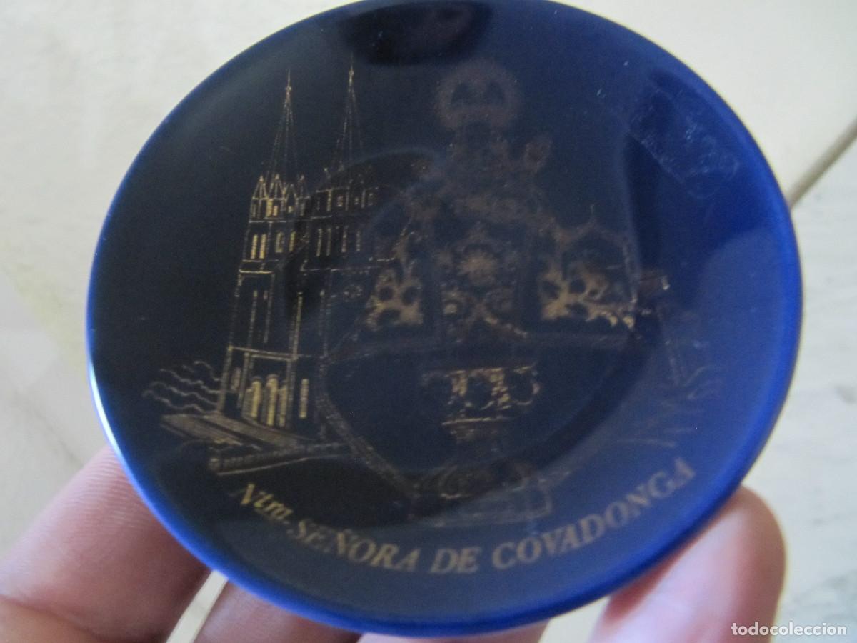Antig&uuml;edades: Plato de la Virgen de Covadonga en azul cobalto - Foto 1