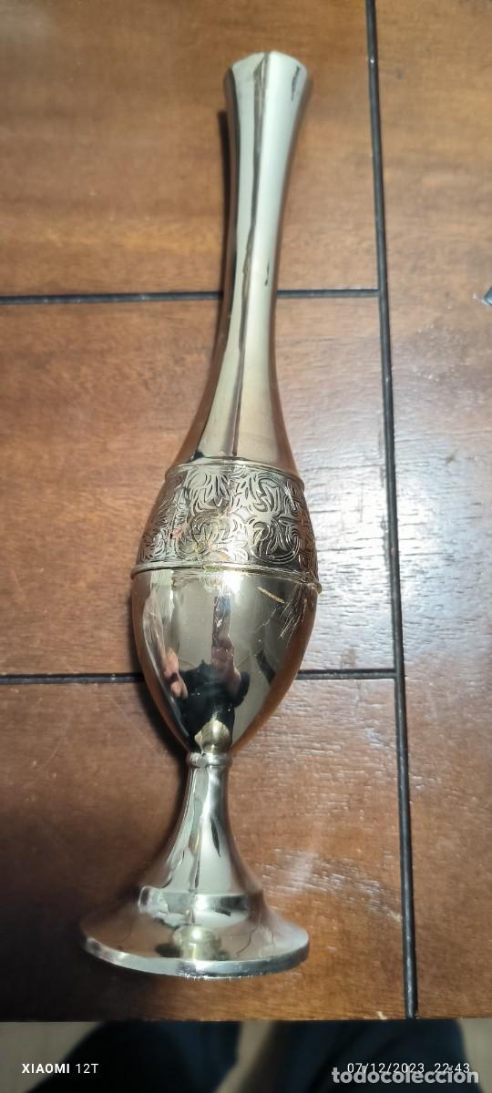 Antig&uuml;edades: FLORERO DE METAL aprox 22 cm - Foto 1