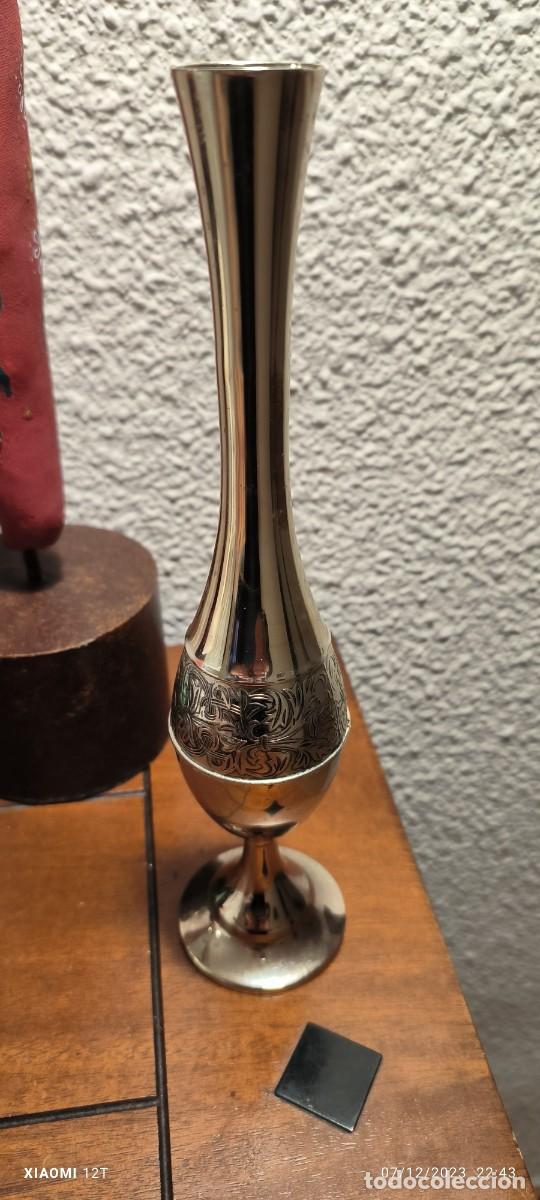 Antig&uuml;edades: FLORERO DE METAL aprox 22 cm - Foto 2