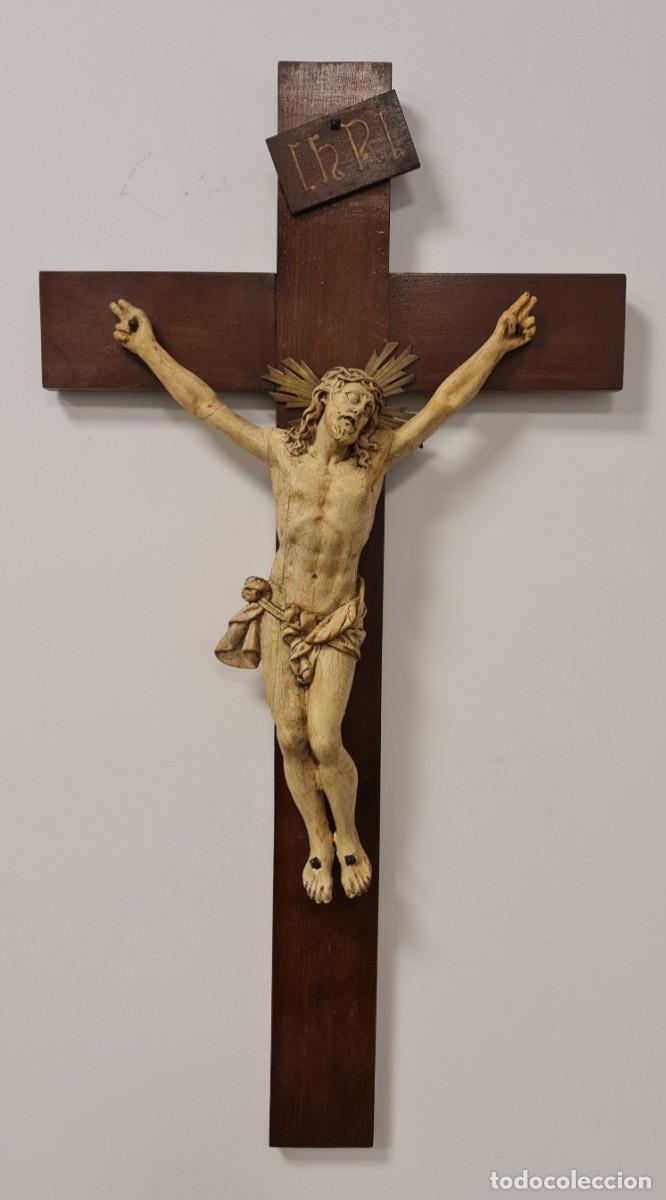 Antig&uuml;edades: Crucifijo XIX madera y yeso - Foto 1