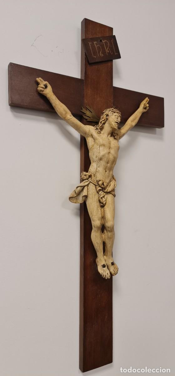 Antig&uuml;edades: Crucifijo XIX madera y yeso - Foto 2
