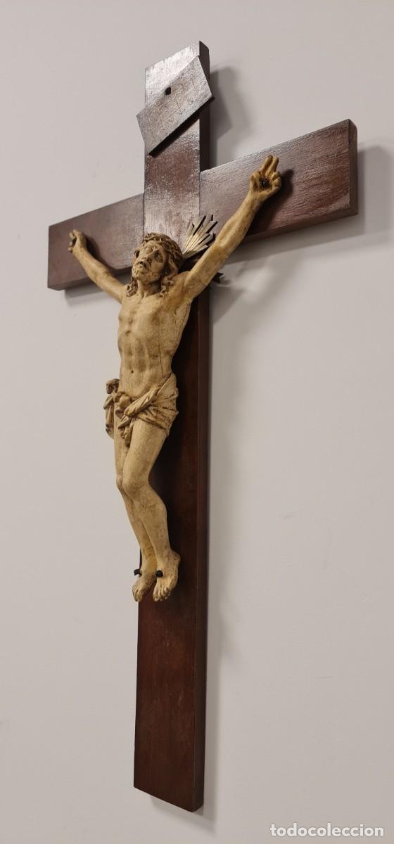 Antig&uuml;edades: Crucifijo XIX madera y yeso - Foto 3