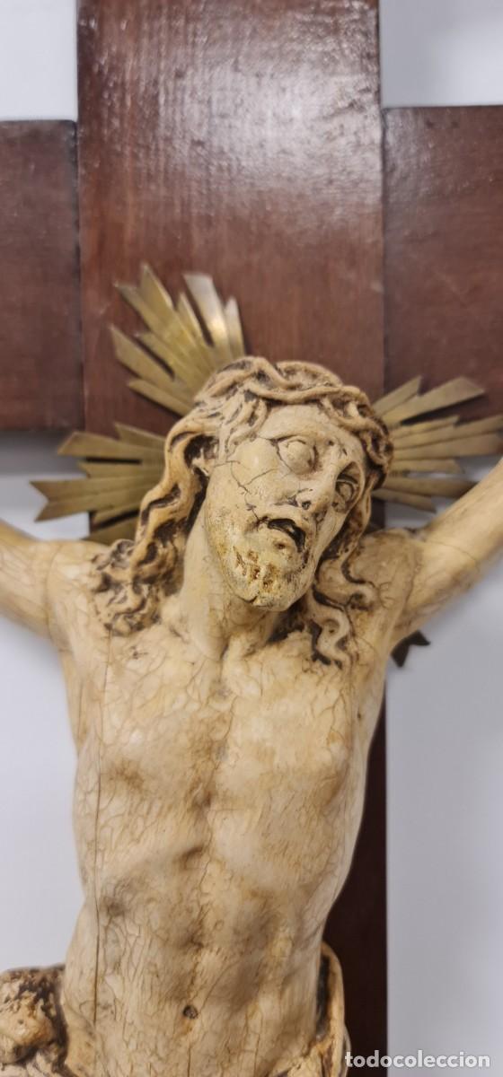 Antig&uuml;edades: Crucifijo XIX madera y yeso - Foto 4