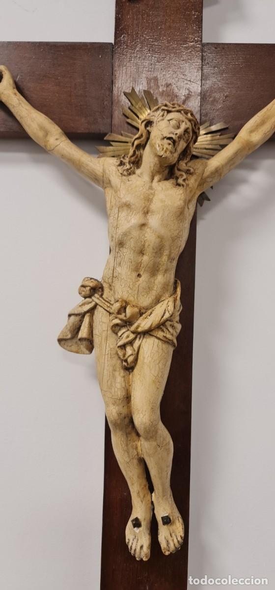 Antig&uuml;edades: Crucifijo XIX madera y yeso - Foto 5