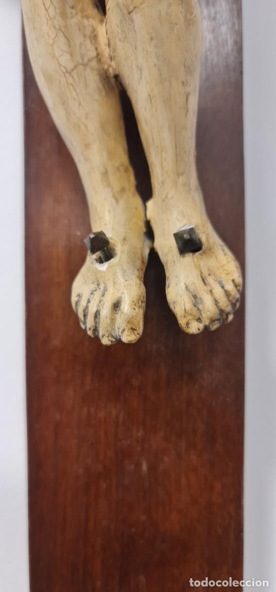 Antig&uuml;edades: Crucifijo XIX madera y yeso - Foto 6