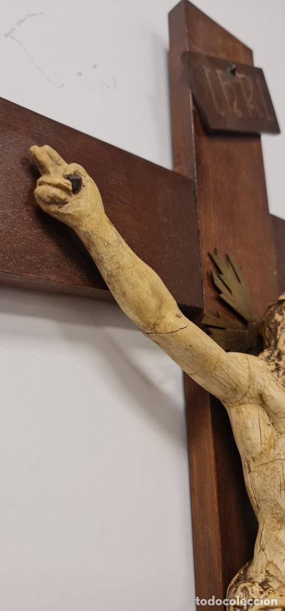 Antig&uuml;edades: Crucifijo XIX madera y yeso - Foto 7