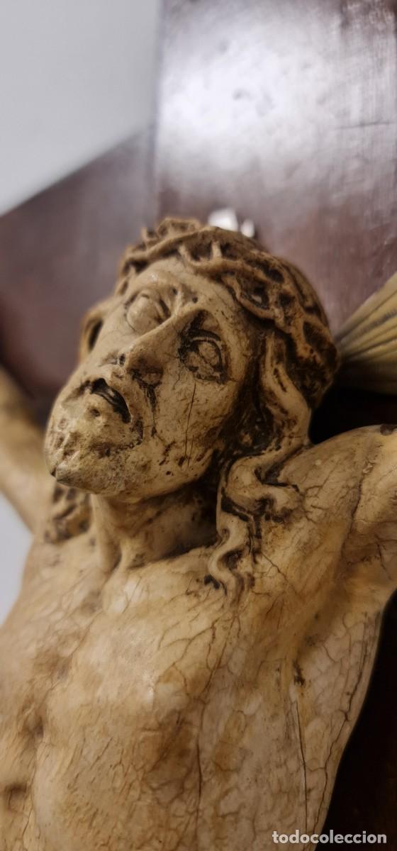 Antig&uuml;edades: Crucifijo XIX madera y yeso - Foto 8