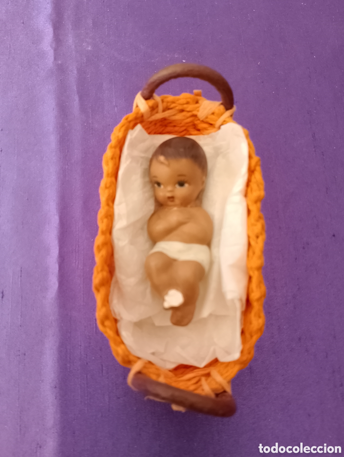 Antig&uuml;edades: Peque&ntilde;o ni&ntilde;o Jes&uacute;s en cestito de macram&eacute;.