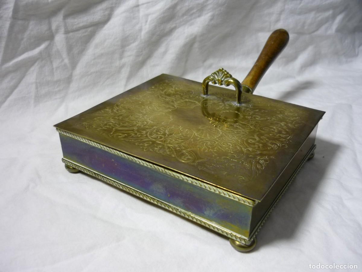 Antig&uuml;edades: Recogemigas de bronce con mango de madera - Foto 3