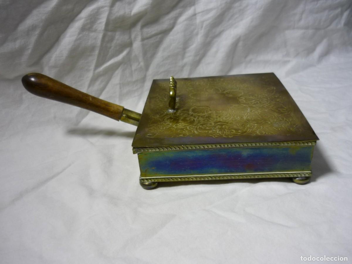 Antig&uuml;edades: Recogemigas de bronce con mango de madera - Foto 5