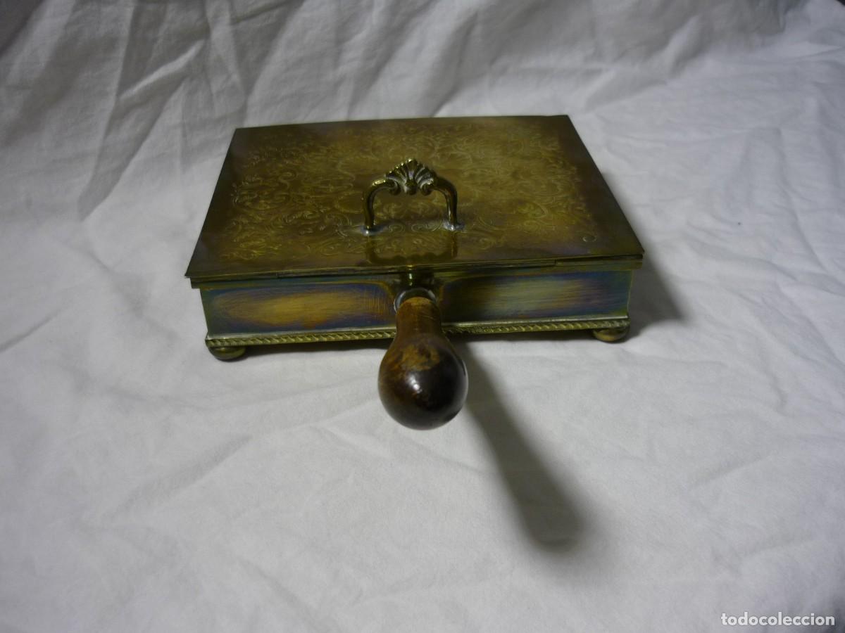 Antig&uuml;edades: Recogemigas de bronce con mango de madera - Foto 6