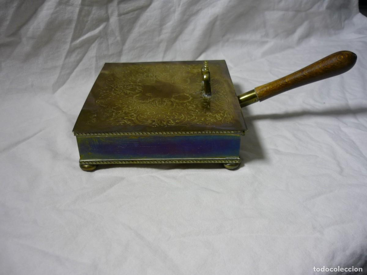 Antig&uuml;edades: Recogemigas de bronce con mango de madera - Foto 7