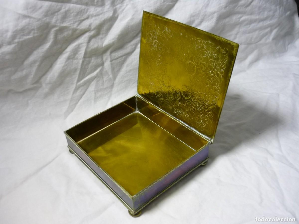 Antig&uuml;edades: Recogemigas de bronce con mango de madera - Foto 8