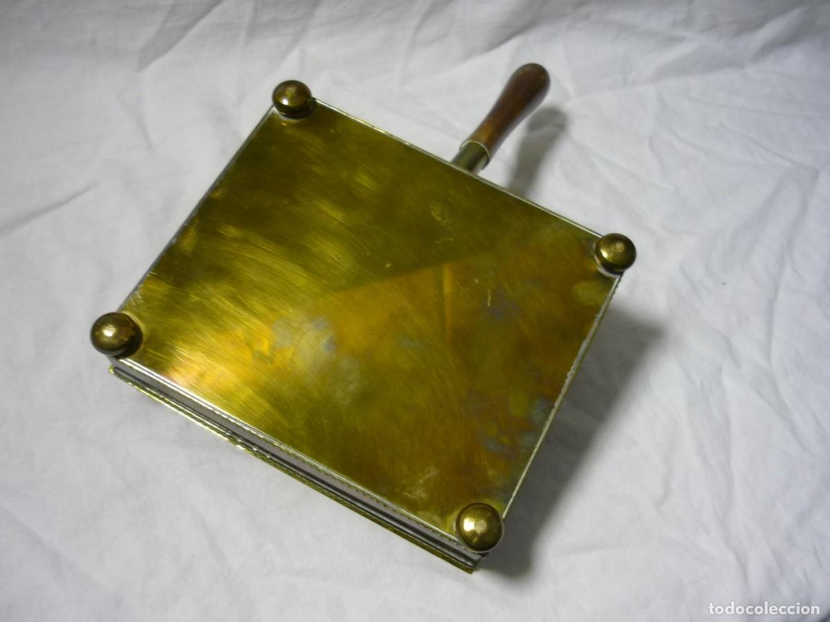 Antig&uuml;edades: Recogemigas de bronce con mango de madera - Foto 9