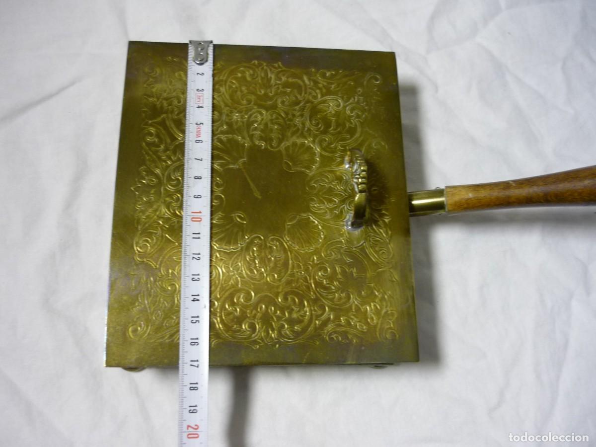 Antig&uuml;edades: Recogemigas de bronce con mango de madera - Foto 10