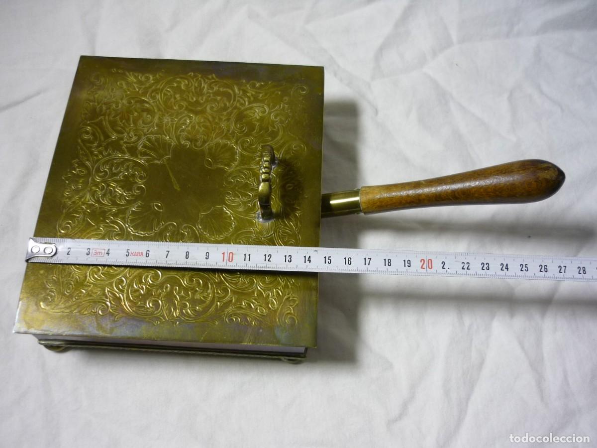Antig&uuml;edades: Recogemigas de bronce con mango de madera - Foto 11