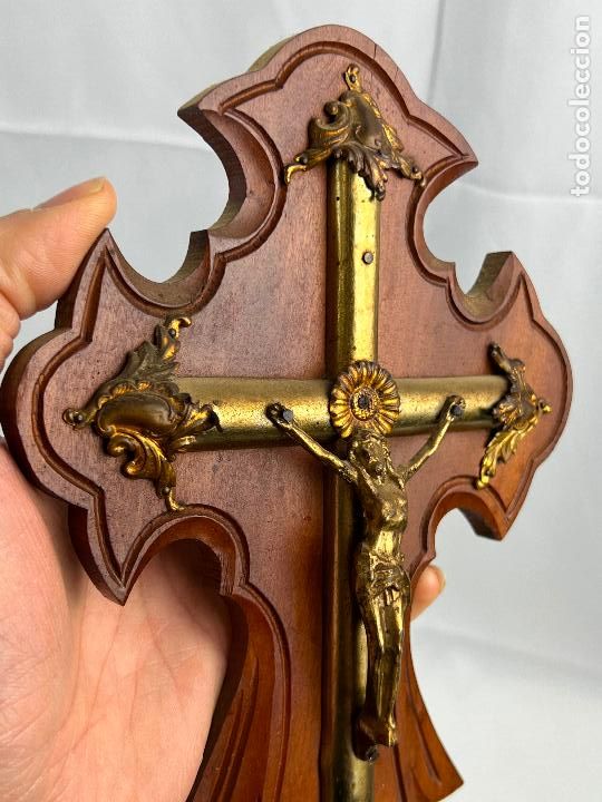Antig&uuml;edades: CRUCIFIJO CON BENDITERA EN MADERA - Foto 2