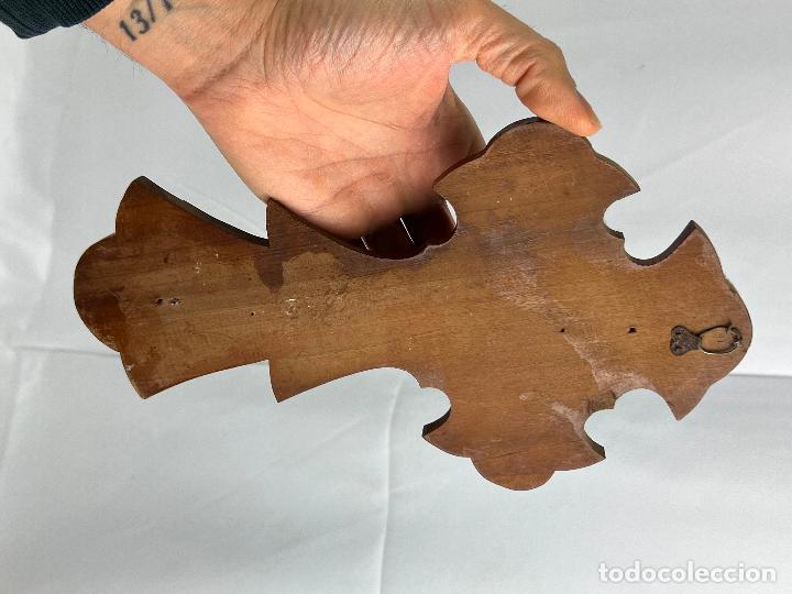Antig&uuml;edades: CRUCIFIJO CON BENDITERA EN MADERA - Foto 4